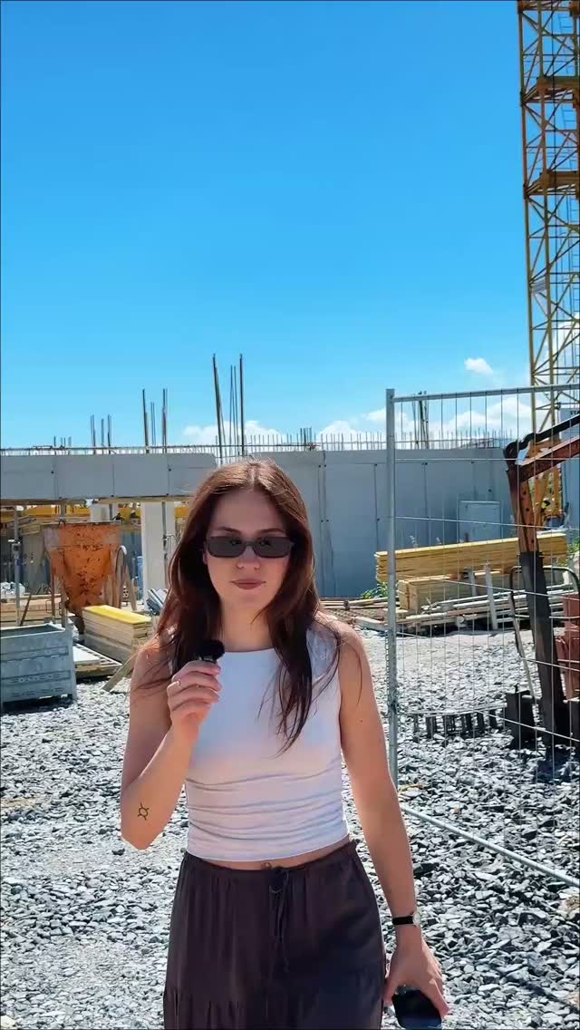 Stavba beží 🏗️

Bodka rastie v Palúdzke, pár krokov od Liptovskej Mary a na dohľad od Tatier. Miesto, kde máš vodu aj hory na dosah.

Nie je to projekt postavený presne tak, ako bol kedysi nakreslený. Prekreslili sme ho podľa dnešných potrieb: funkčný minimalizmus, teplo domova, terasy a zeleň. Spolu 28 bytov, časť z nich terasové s výhľadom na vodu 🌊

Toto je len začiatok. Ostaň s nami, budeme ťa brať na stavbu s nami krok po kroku 👇

📩 predaj@bodkahouse.sk
📞 +421 905 450 731